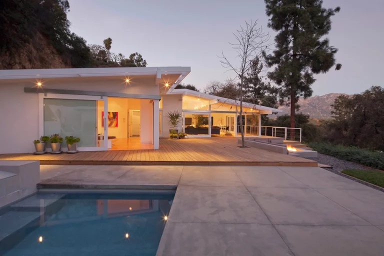 171 HOL PeterTolkin Photo 01 house ext dusk 768x512