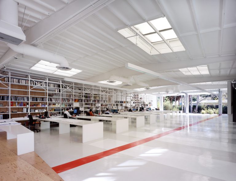 INTERIOR VIEW OF WORKSTATIONS BENNY CHAN 768x589