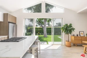 21 695360 10 0 300x200