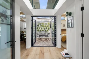 4239 Agnes 23 W 300x200