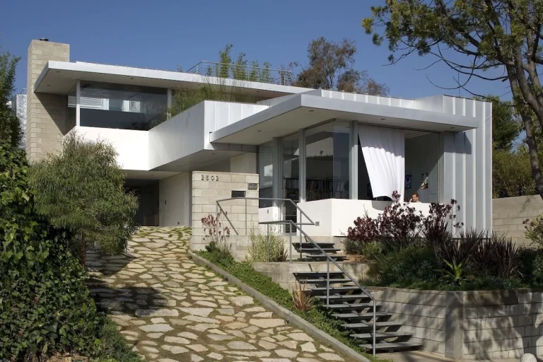 7 panorama front ext 768x512