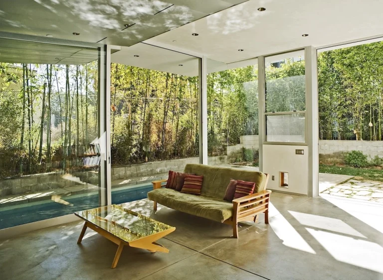 9 panorama family room 768x562